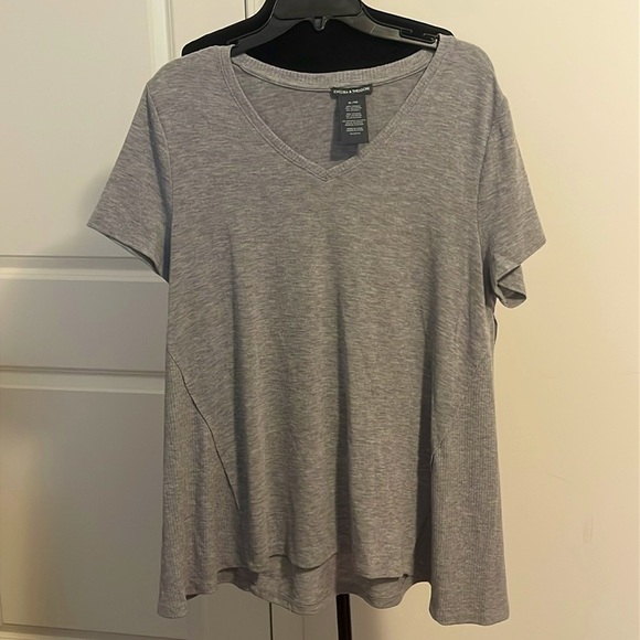 CHELSEA & THEODORE Gray Short Sleeve Top Size XL - Picture 1 of 4